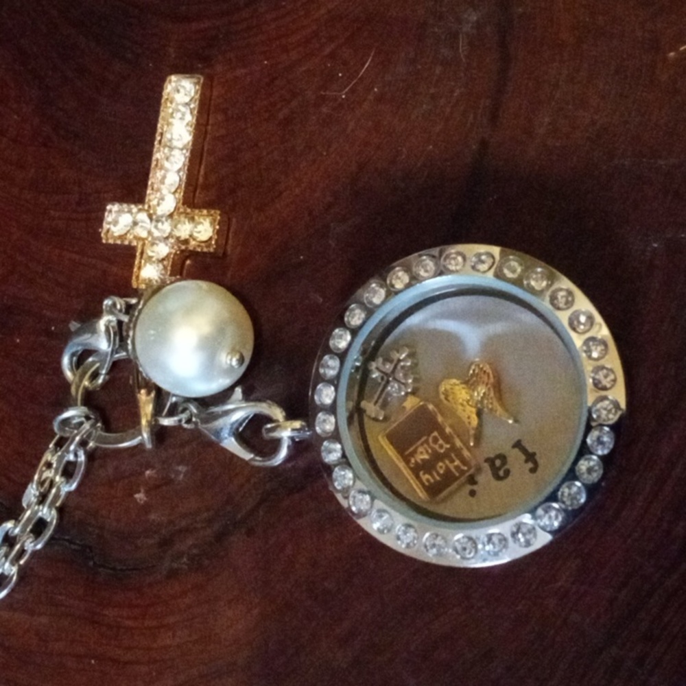 Pendant necklace with charms